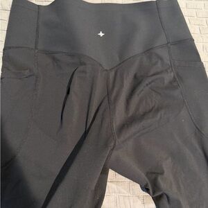 HALARA Black High-Rise Booty Lift Cropped Leggings.